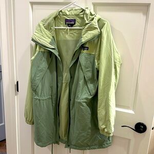 Patagonia women’s size M sage green lined stretch  Everyday rain jacket EUC